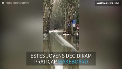 Parisienses praticam wakeboard nas inundações da cidade