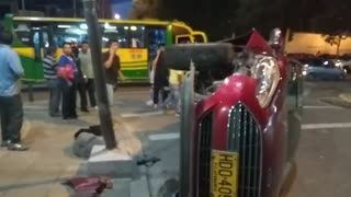 Conductor volcó su carro en Bucaramanga y lo dejó abandonado