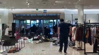 Police looking 30 suspects smash-and-grab robbery captured on video at Topanga mall