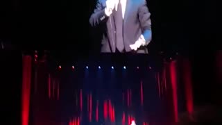 Jerry Seinfeld responds to anti-Israel Hecklers during a live Australia show.