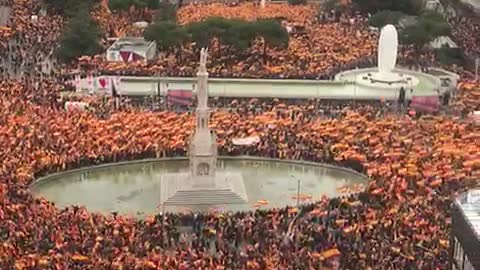 Más de medio millón de personas en Plaza de Colón y calles del entorno contra Sánchez