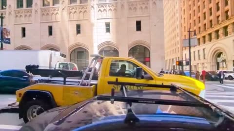 Tow truck driver tries stealing a car in broad daylight at a stop light in downtown San Francisco