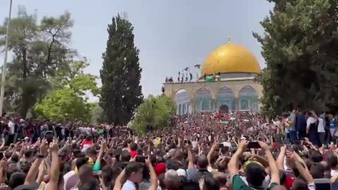Palestinians flood AlAqsa mosque compound and Temple Mount in East Jerusalem