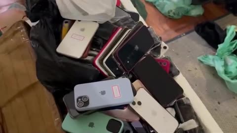 Operação da Polícia Civil apreende mais de mil celulares roubados em SP; veja vídeo