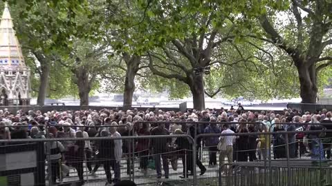 Video: ¿Haría una fila de 6 kilómetros para despedir a la reina Isabel II?