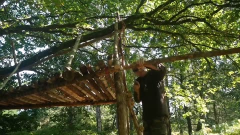 Bushcraft: Tools and Rope - Amazing suspended hut
