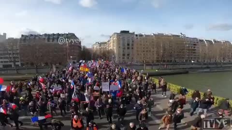 🔥PARIS BIỂU TÌNH ĐÔNG PHẢN ĐỐI HỘ CHIẾU Y TẾ, CỜ CANADA ĐANG BAY TỰ HÀO GIỮA BIỂN NGƯỜI