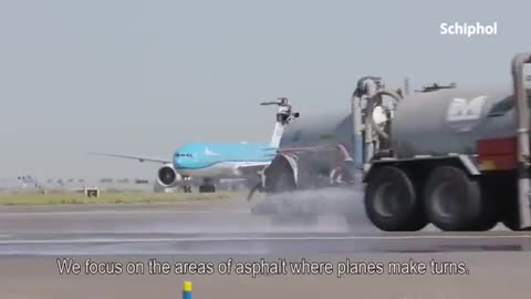 Farmers ensure that the runways of Schiphol are cooled down