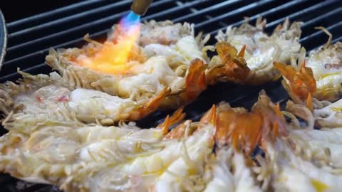 Grilled shrimp with charcoal fire is the gospel of late night