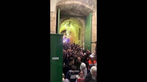PALESTINA - 5 mil muçulmanos nos pátios de Al-Aqsa para comemorar o Ramadã