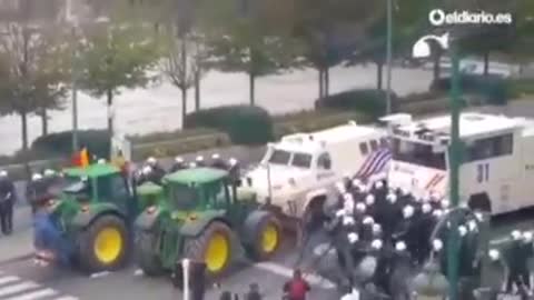 French farmers beat Nazi Police 🇫🇷