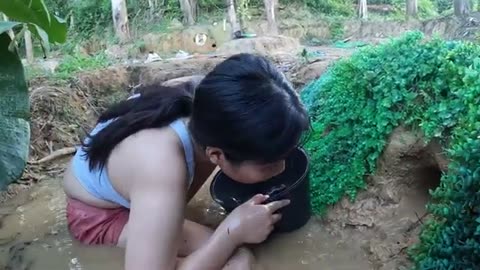 Catch_unique_fish___The_girl_caught_a_large_nest_of_fish_in_a_deep_hole_in_the_ground(360p).mp4