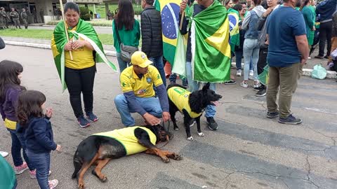 Civilizadamente patriotas permanecem na entrada do CTA