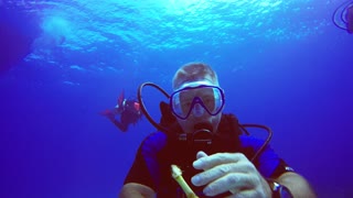 Scuba diver fails in attempt to snack on banana underwater