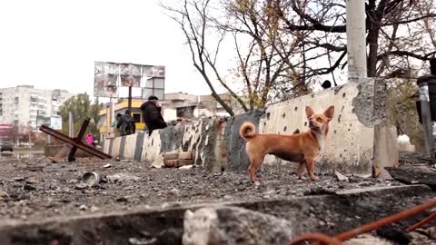 Bakhmut residents scramble to collect aid amid shelling