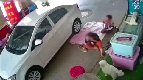 Oblivious driver runs over women sleeping on the ground 😳