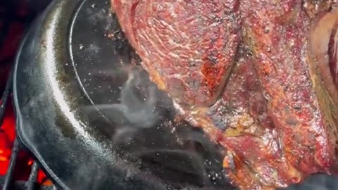 How to sear a big steak #grillhack #grillinwithdad #myfinALLYmoment #fyp #steak #howto #homecooking