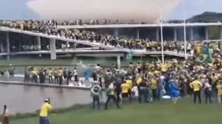 BREAKING: ENORMOUS CROWD – over 100,000 Brazilians Descend on Brasilia, Storm Congress and take it over – SHOTS FIRED