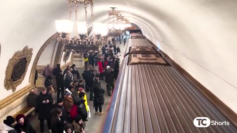 ‘No graffiti, no filth, no foul smell’ – Tucker Carlson compares Moscow’s metro & US subway