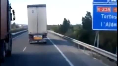 truc de fou ce camion manque de ce retourner...