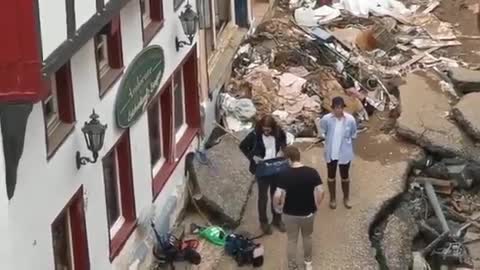 Reporter smears herself with mud while documenting the flood