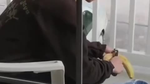 How to peel a banana