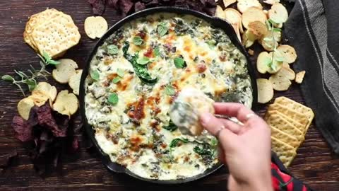 Cheesy & Creamy Spinach Artichoke Dip