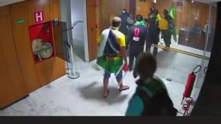 mais vídeo do dia 8 de janeiro...agora com jornalistas registrando o vandalismo...