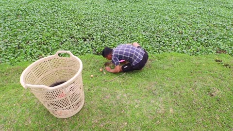 Unbelievable Fishing Techniques - Using eggs to catch fish in a Deep Underground Hole