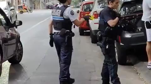 Police women fail to arrest usual suspect in Marseille and a citizen offers to