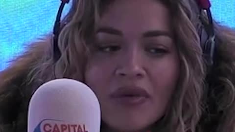 Rita Ora befasohet në radion britanike, moderatori është shqiptar!