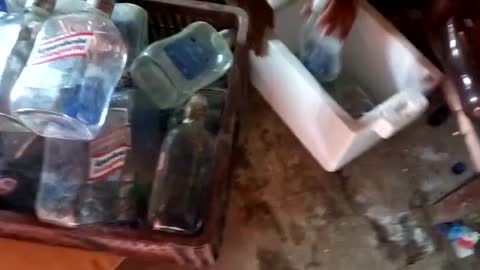 Incautación de botellas con licor adulterado, en el Líbano