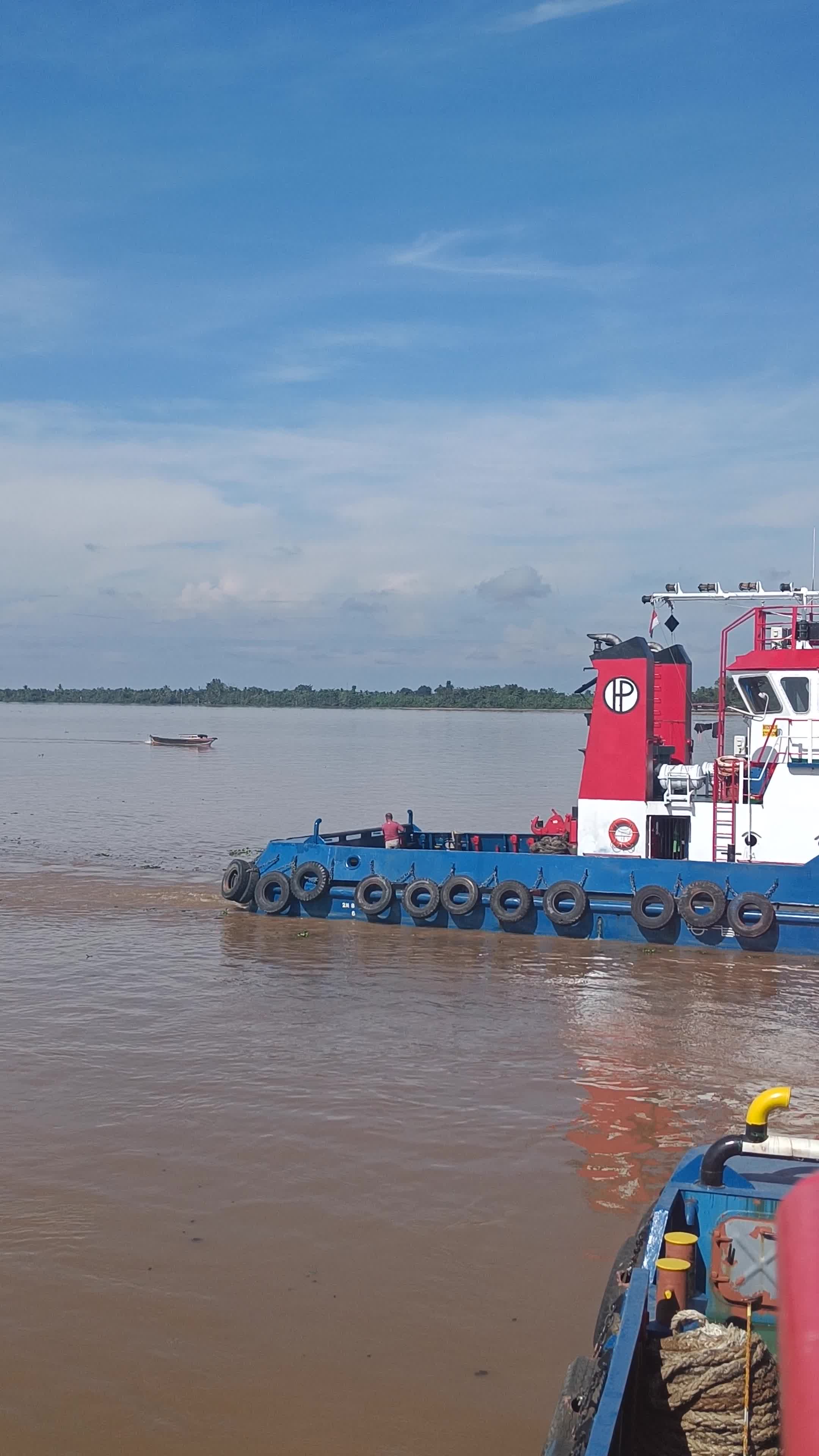 MANUVER TUG BOAT SHIP AT RIVER