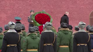 Putin lays wreath to honor armed forces