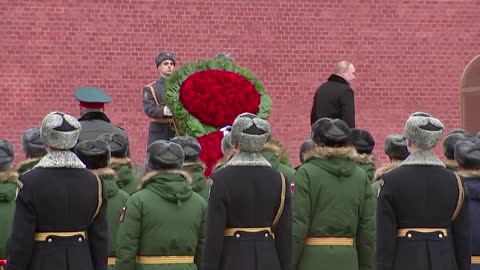 Putin lays wreath to honor armed forces