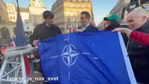 Pařížské demonstrace - Nechceme NATO a vývoz zbraní na Ukrajinu
