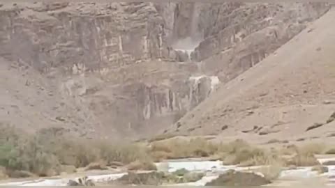 Saudi Arabia under attack! Heavy rain with hail caused flooding in the desert