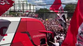 Torcida do São Paulo lota avenida em apoio ao time na final da Copa do Brasil