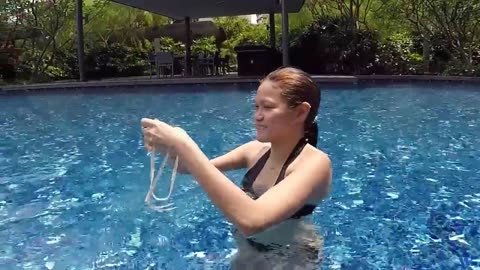 BEGINNER GIRL learn to SWIM BUTTERFLY in one lesson