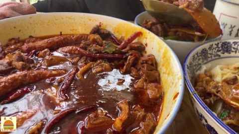 Stir-fried beef with screw pepper, delicious, mutton pan noodles, enjoyable