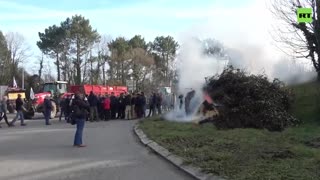 Huge fires burn as Brittany farmers protest European agriculture laws 01-27-2024