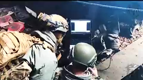 💥❗Ukrainian soldiers conducting strikes with Switchblade 300 kamikaze UAVs.