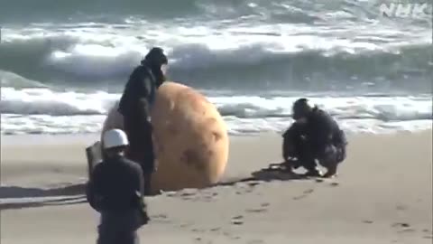 Japón - Bola de metal gigante en playa