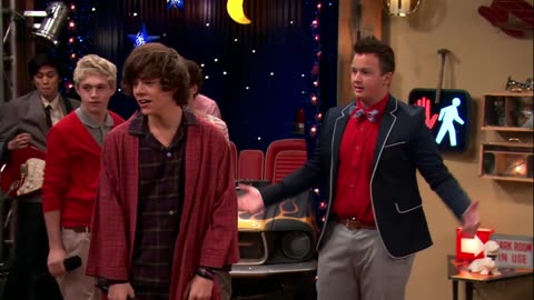 iCarly Meets One Direction! 🤩 ft. 1D Performing "What Makes You Beautiful"