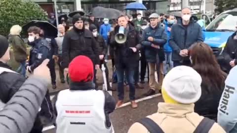 Ministerpräsident Tobias Hans spricht zu Demonstranten und lügt was das Zeug hält.