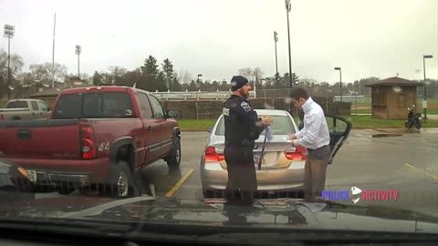 Dashcam： Police Officer Helps Speeding Student Tie His Tie