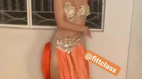 Beautiful Arabic dance by a very beautiful Lady 😍😍❤️❤️