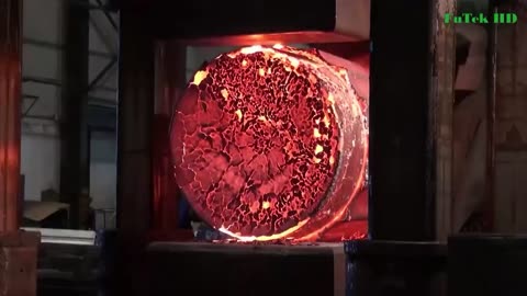 The whole process of forging and processing of giant wheel shaft (with subtitles)