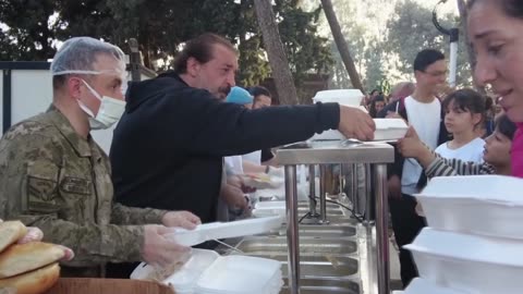 Famous Chef Helps Soldiers Prepare Food For Evacuated Citizens