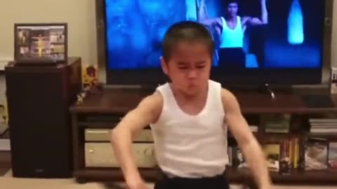 Wow ,4-year-old boy enacts Bruce Lee